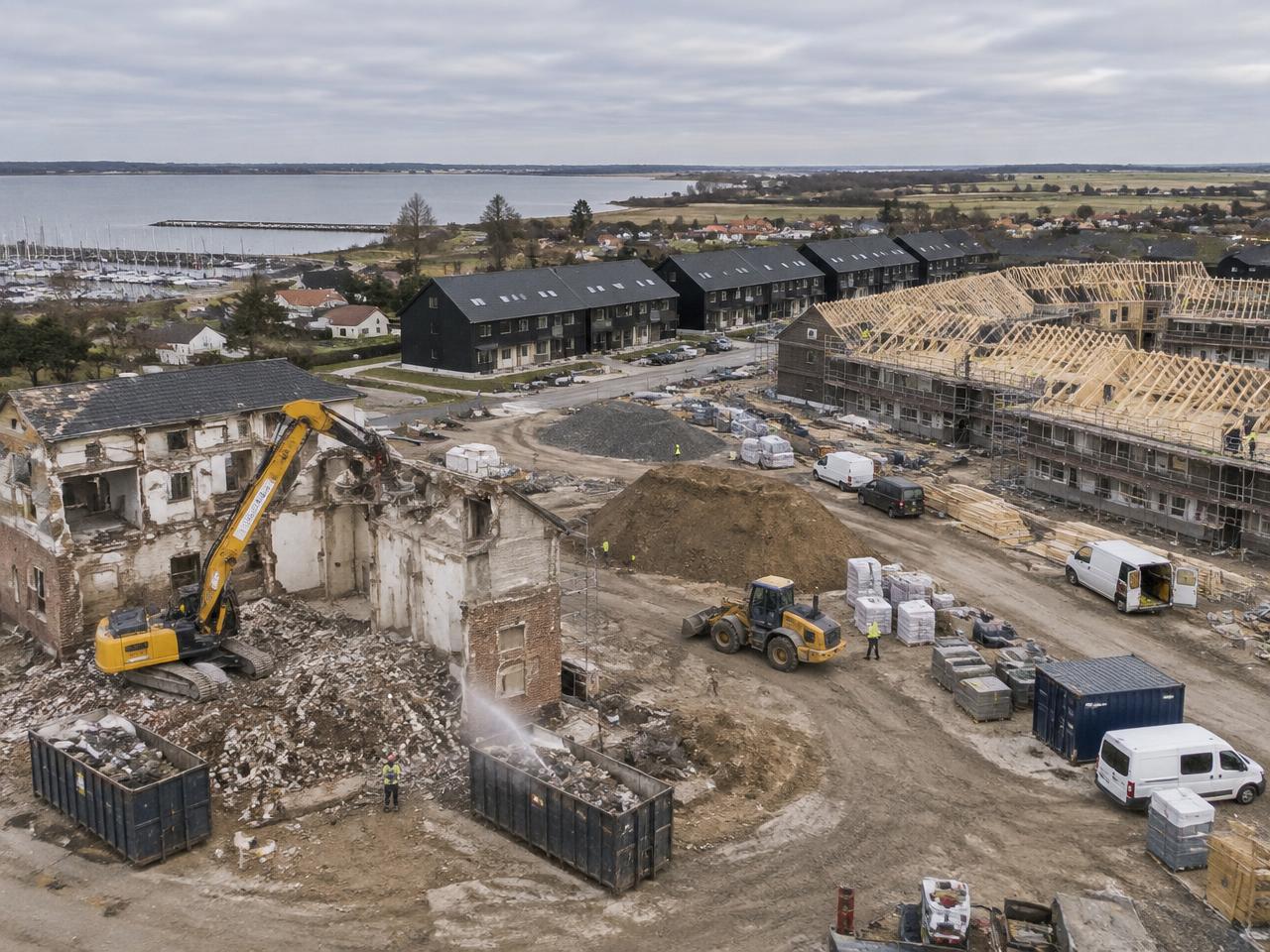 Byggeplads med nedrivning og tømrerarbejde i Danmark